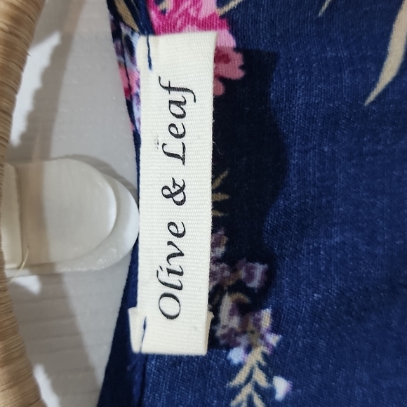 ⭐️Olive & Leaf blue floral top size M - Picture 3 of 5